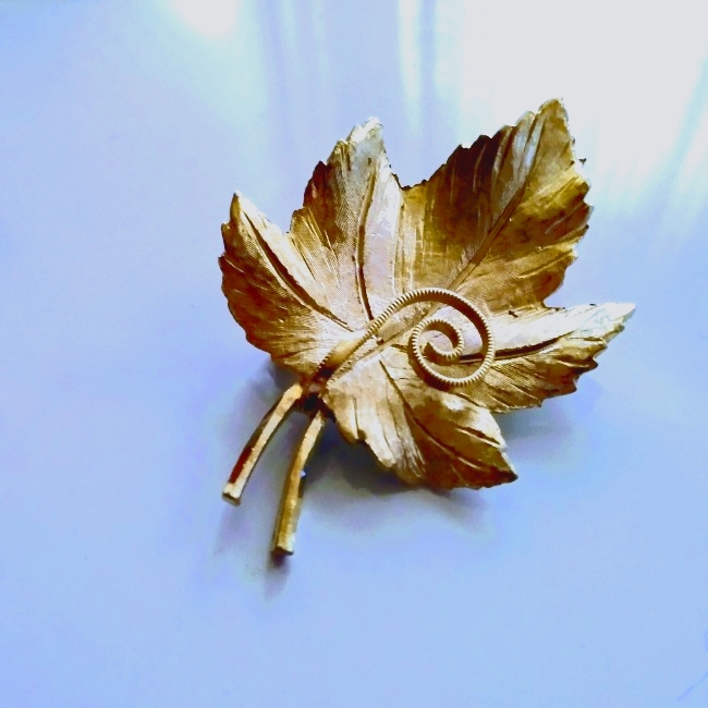 Vtg Bsk Signed Goldtone Leaf Brooch 15$